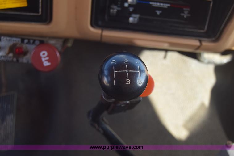 image for item K4827 1984 Ford F700 dump truck