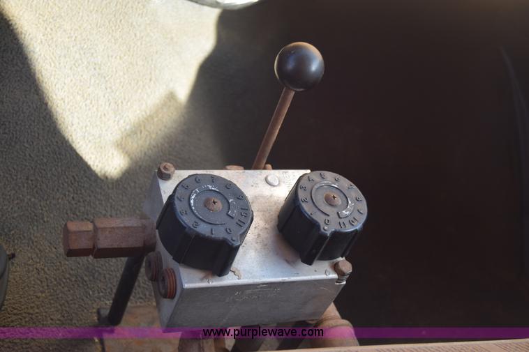 image for item K4827 1984 Ford F700 dump truck