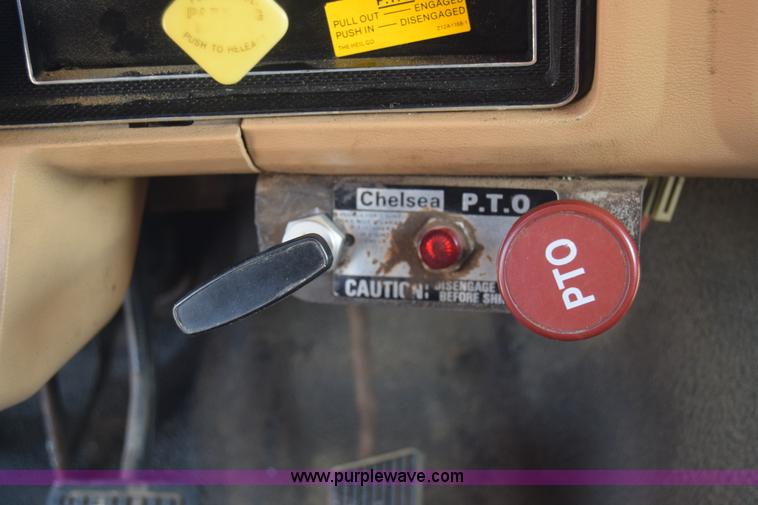 image for item K4827 1984 Ford F700 dump truck