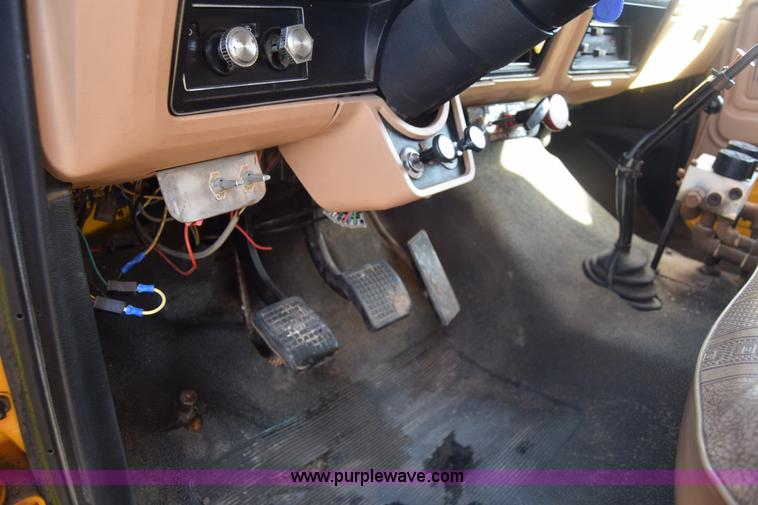 image for item K4827 1984 Ford F700 dump truck