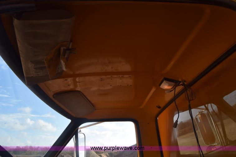 image for item K4827 1984 Ford F700 dump truck