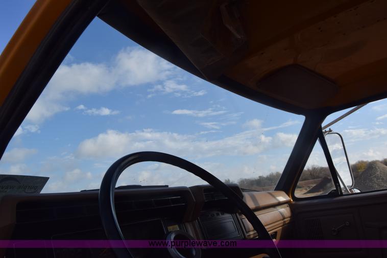 image for item K4827 1984 Ford F700 dump truck