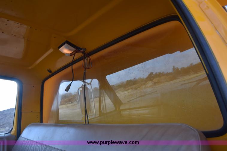 image for item K4827 1984 Ford F700 dump truck