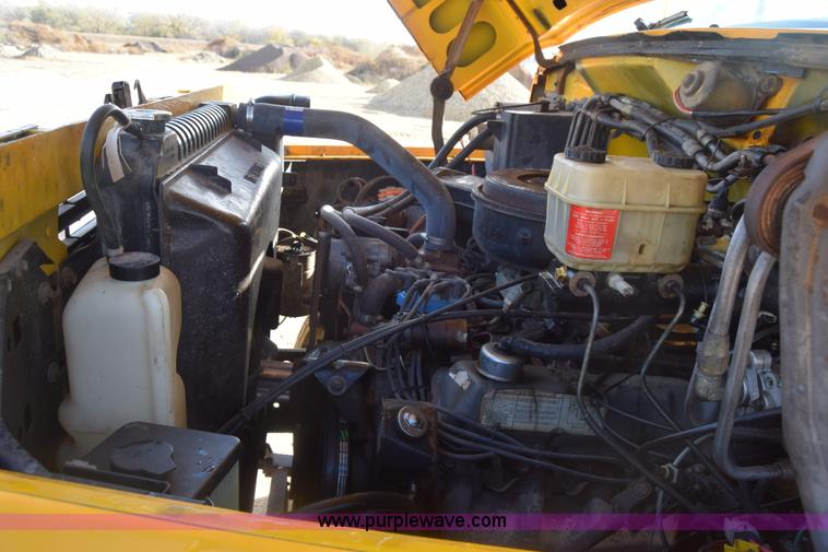 image for item K4827 1984 Ford F700 dump truck