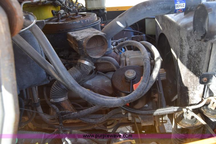 image for item K4827 1984 Ford F700 dump truck