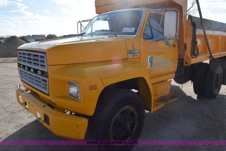 image for item K4827 1984 Ford F700 dump truck