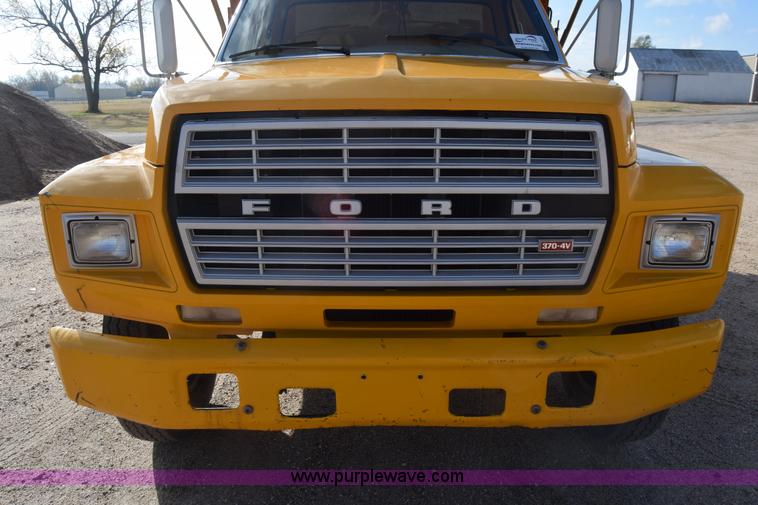image for item K4827 1984 Ford F700 dump truck