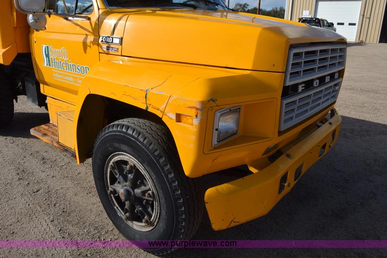 image for item K4827 1984 Ford F700 dump truck