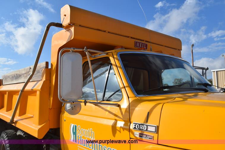 image for item K4827 1984 Ford F700 dump truck