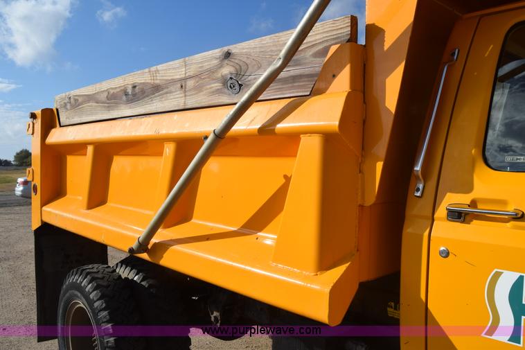 image for item K4827 1984 Ford F700 dump truck