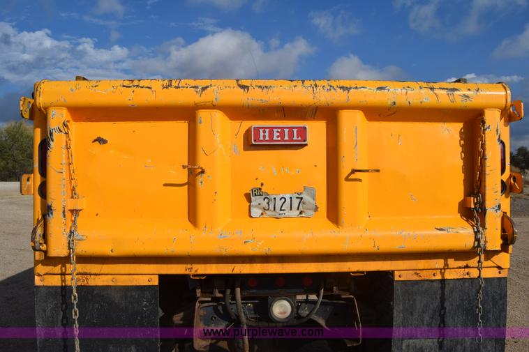 image for item K4827 1984 Ford F700 dump truck