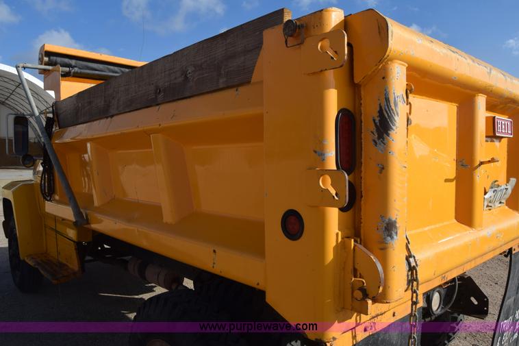 image for item K4827 1984 Ford F700 dump truck