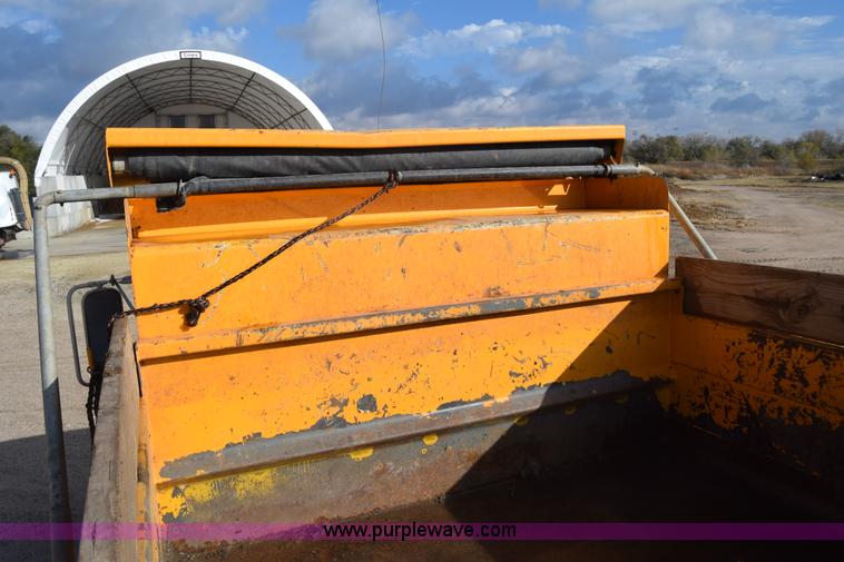 image for item K4827 1984 Ford F700 dump truck