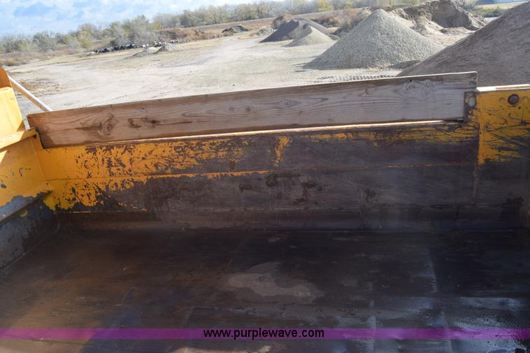 image for item K4827 1984 Ford F700 dump truck