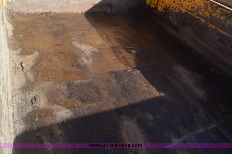 image for item K4827 1984 Ford F700 dump truck