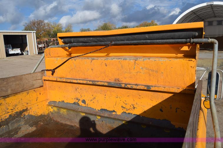 image for item K4827 1984 Ford F700 dump truck