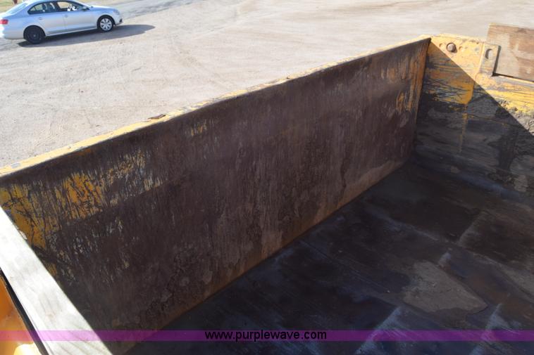 image for item K4827 1984 Ford F700 dump truck