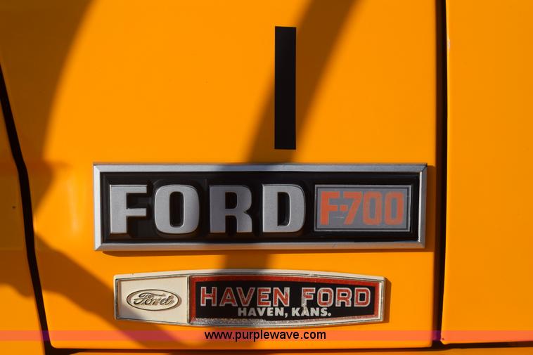 image for item K4827 1984 Ford F700 dump truck