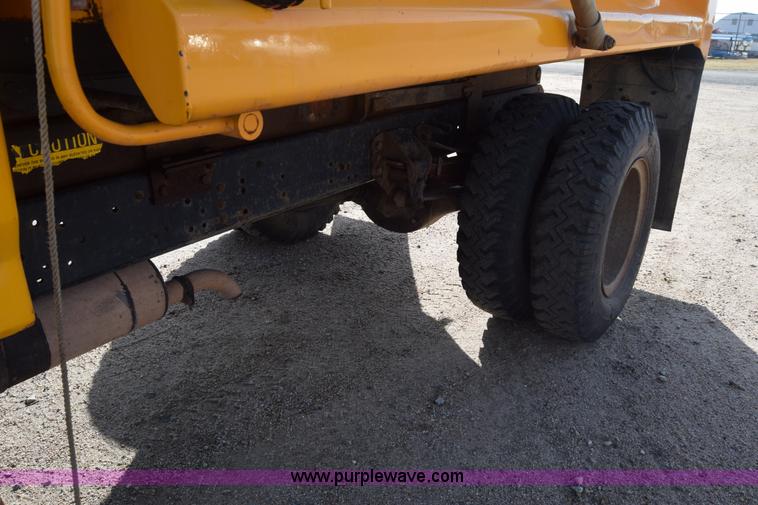 image for item K4827 1984 Ford F700 dump truck