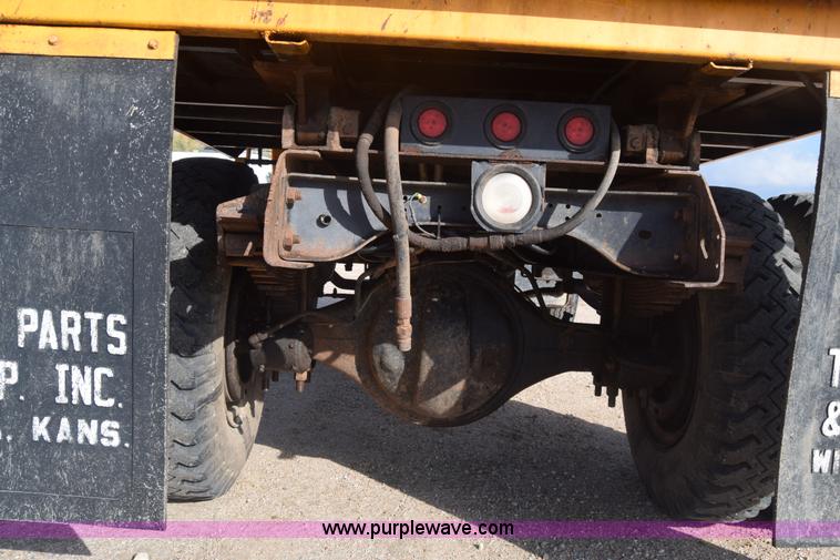 image for item K4827 1984 Ford F700 dump truck