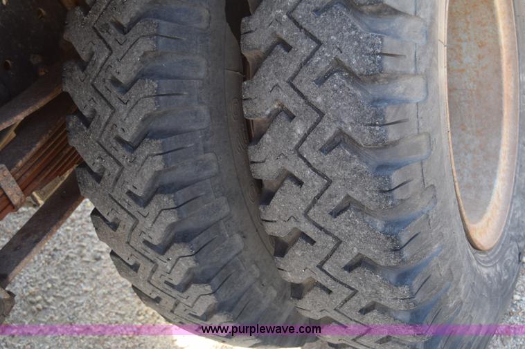 image for item K4827 1984 Ford F700 dump truck