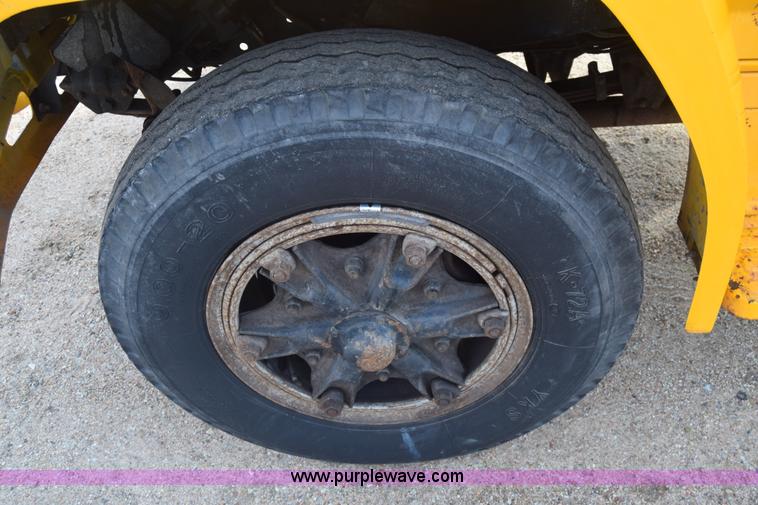 image for item K4827 1984 Ford F700 dump truck