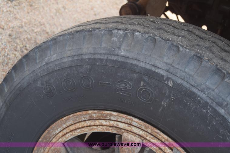 image for item K4827 1984 Ford F700 dump truck