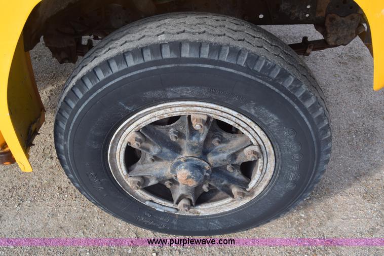 image for item K4827 1984 Ford F700 dump truck