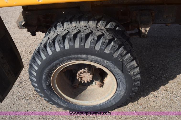 image for item K4827 1984 Ford F700 dump truck