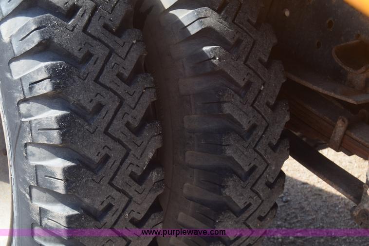 image for item K4827 1984 Ford F700 dump truck