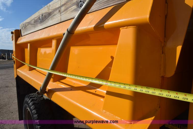 image for item K4827 1984 Ford F700 dump truck