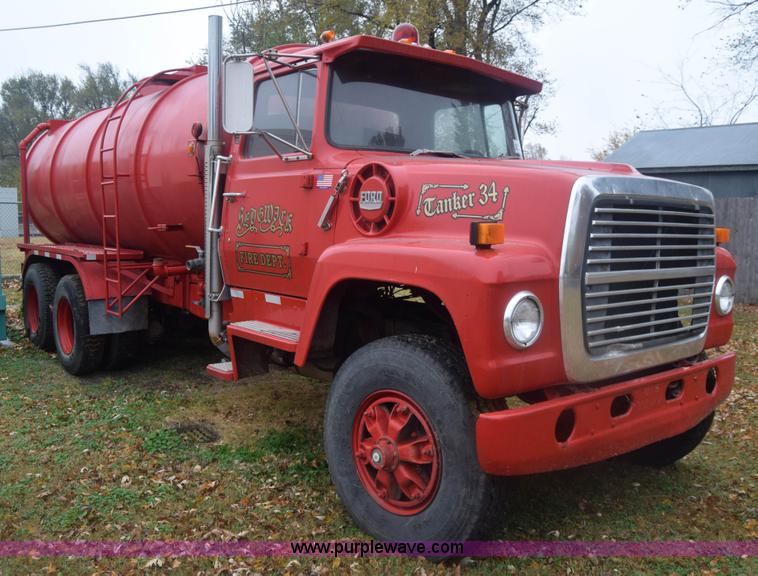 image for item K4908 1975 Ford 8000 Water tanker truck