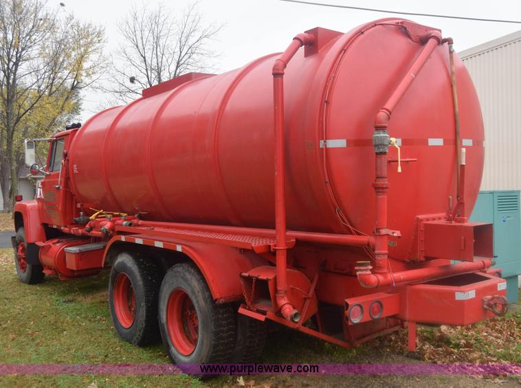 image for item K4908 1975 Ford 8000 Water tanker truck