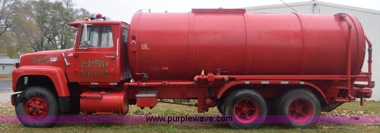 image for item K4908 1975 Ford 8000 Water tanker truck