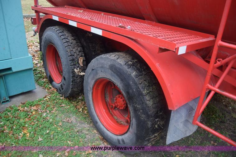 image for item K4908 1975 Ford 8000 Water tanker truck