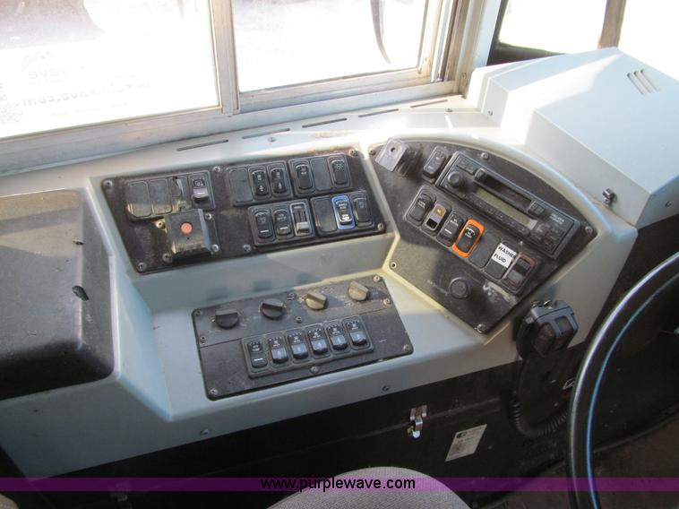 image for item K6252 2003 International 3800 school bus