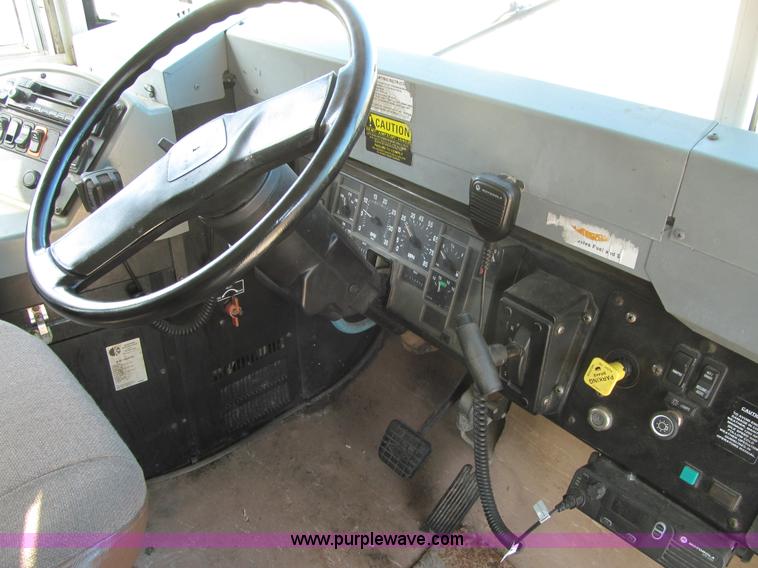 image for item K6252 2003 International 3800 school bus