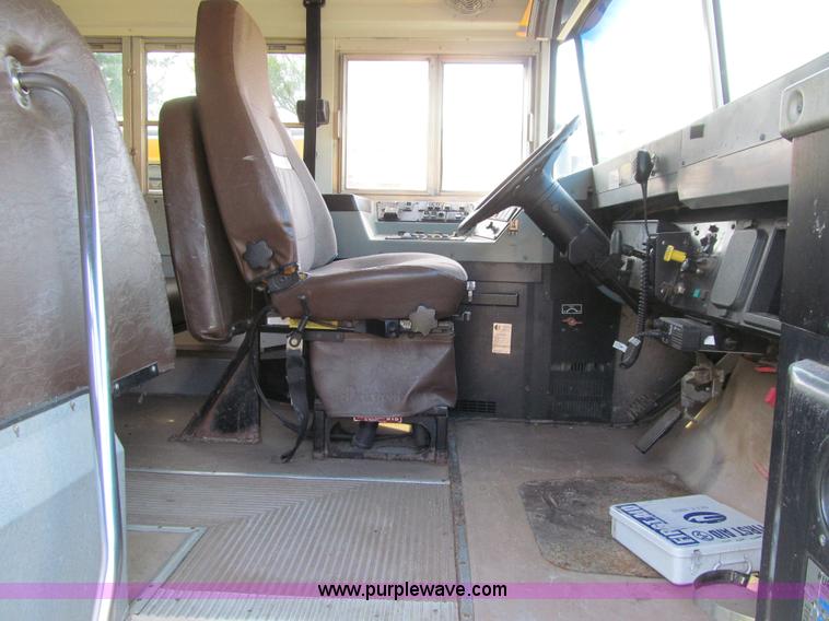 image for item K6256 2003 International 3800 school bus