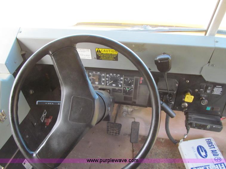 image for item K6256 2003 International 3800 school bus