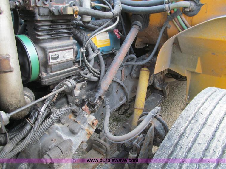 image for item K6256 2003 International 3800 school bus