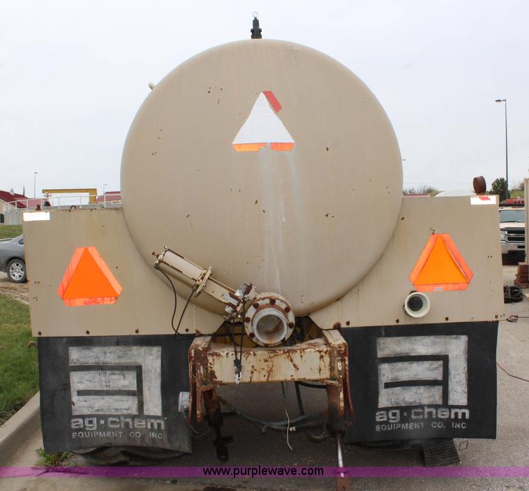 image for item L2427 Ag-Chem AG-Gator 2004 self-propelled applicator