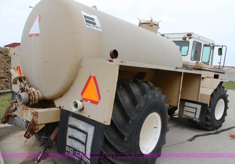 image for item L2427 Ag-Chem AG-Gator 2004 self-propelled applicator