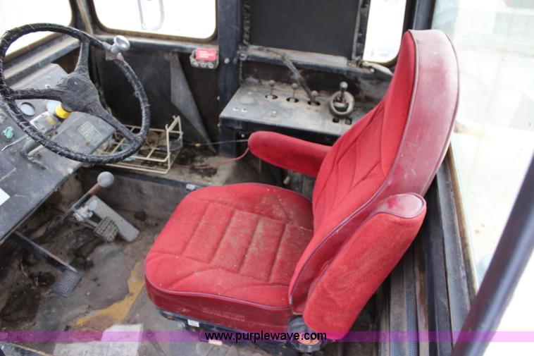 image for item L2427 Ag-Chem AG-Gator 2004 self-propelled applicator