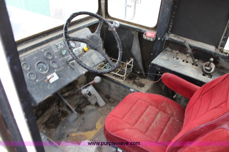 image for item L2427 Ag-Chem AG-Gator 2004 self-propelled applicator