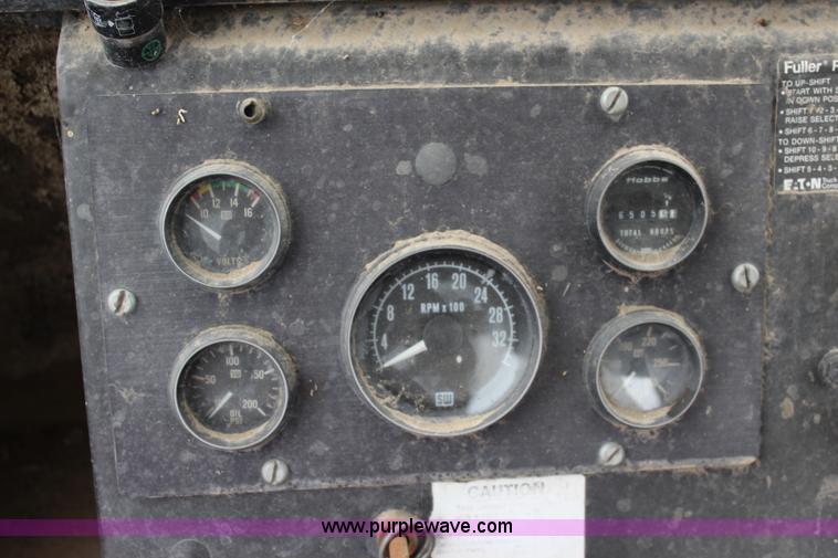 image for item L2427 Ag-Chem AG-Gator 2004 self-propelled applicator