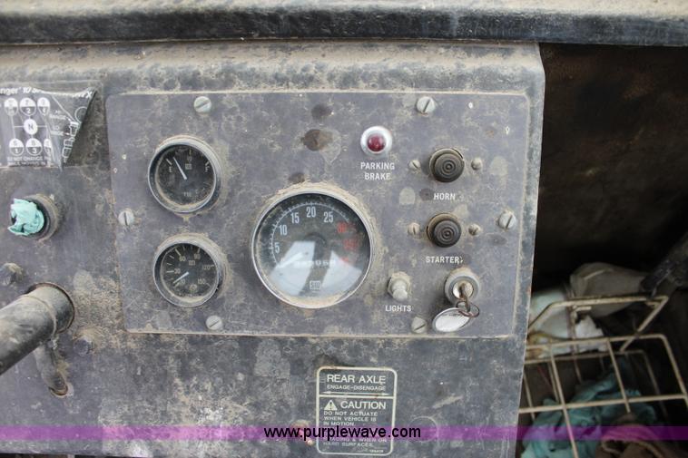 image for item L2427 Ag-Chem AG-Gator 2004 self-propelled applicator