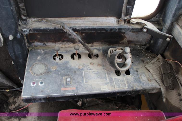 image for item L2427 Ag-Chem AG-Gator 2004 self-propelled applicator