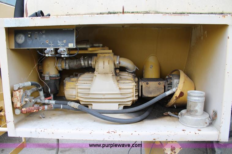 image for item L2427 Ag-Chem AG-Gator 2004 self-propelled applicator