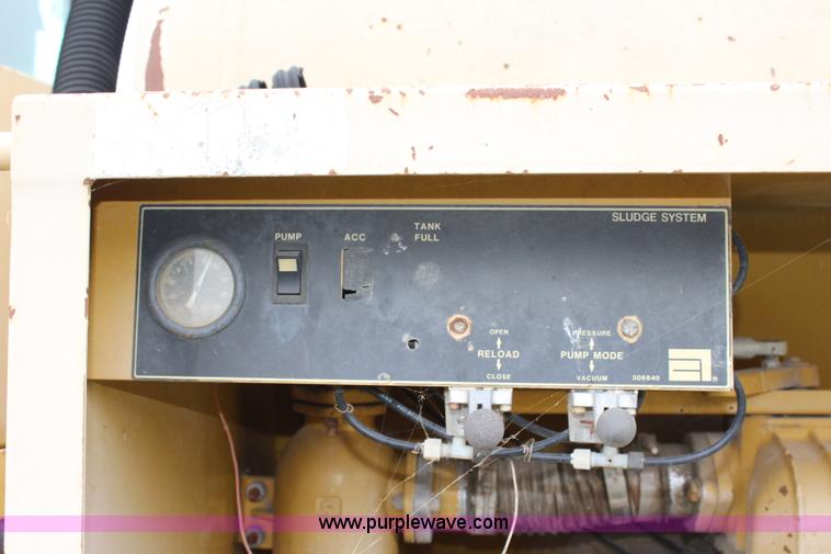 image for item L2427 Ag-Chem AG-Gator 2004 self-propelled applicator