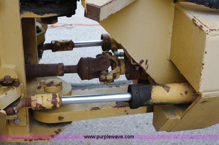 image for item L2427 Ag-Chem AG-Gator 2004 self-propelled applicator